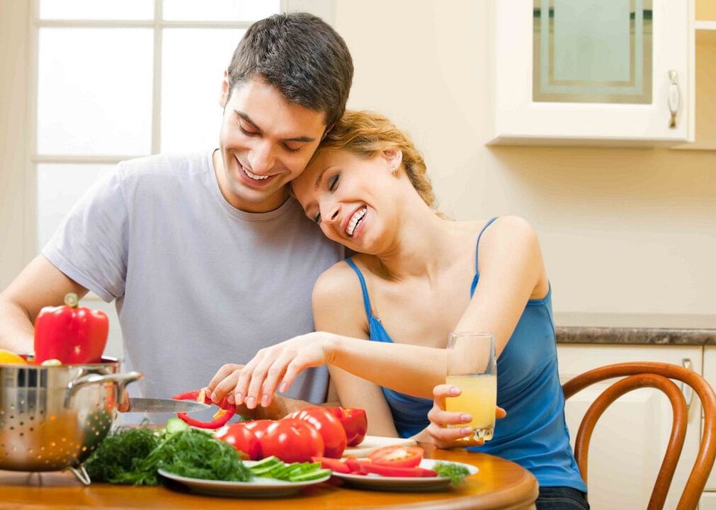 mujer y hombre preparando verduras para aumentar la potencia