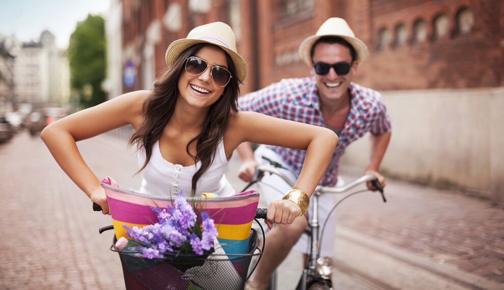 Mujer con un hombre en bicicleta