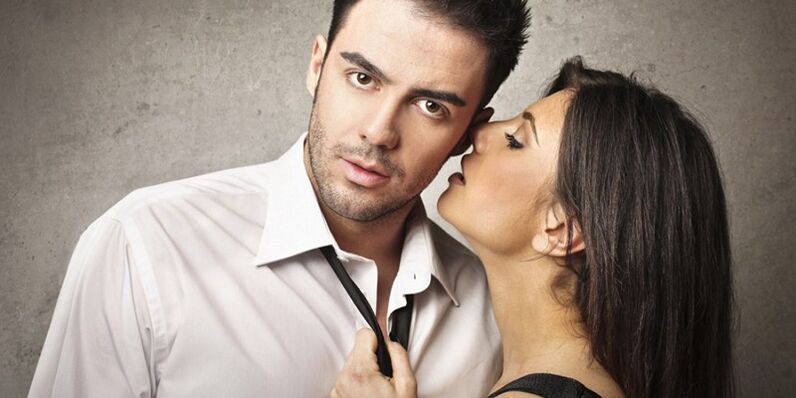 una chica seduce a un hombre que aumenta la potencia